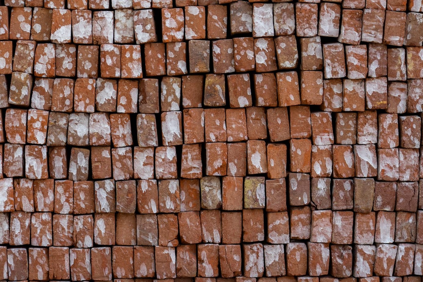 Tijolos de barro cozido empilhados prontos para a construção